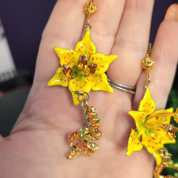 Rare LATR Tiger Lilly Sculpted Vintage Earrings - Picture 2 of 10